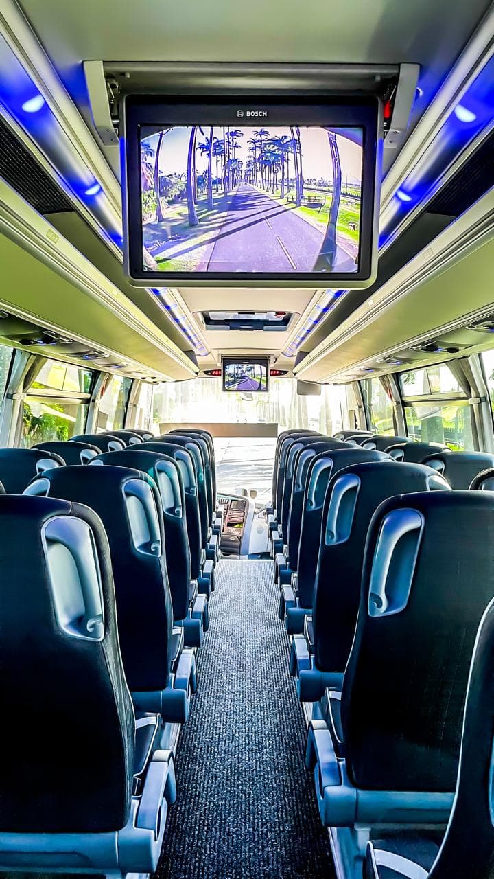 Interior del autocar: asientos reclinables y pantalla