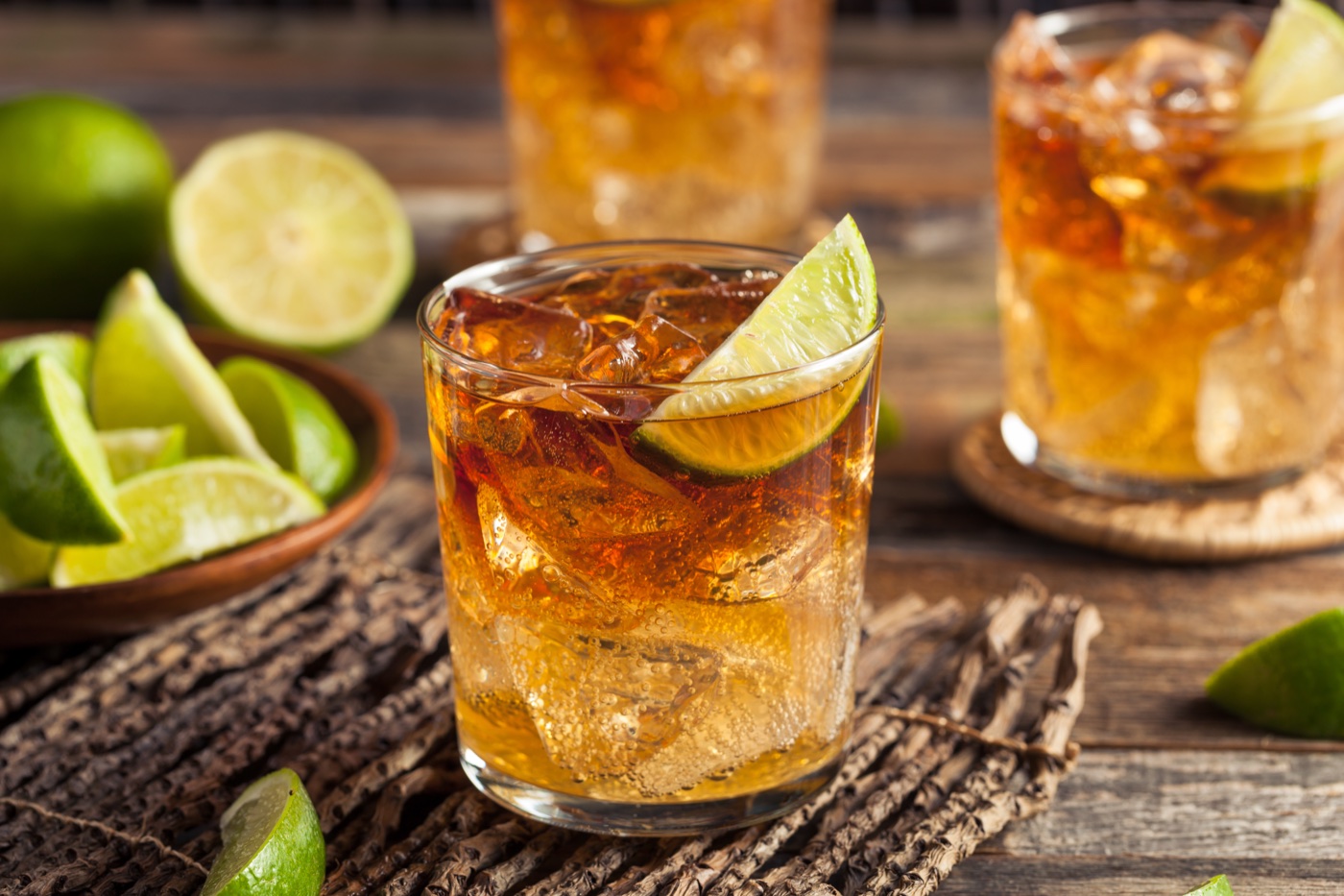 Verre de rhum punch agricole avec citron vert